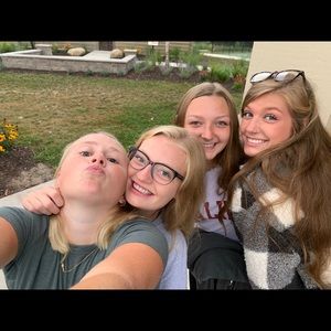 Meet your Posher, Caroline